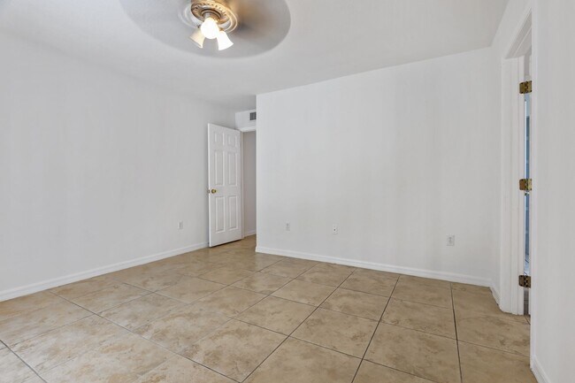 Building Photo - Bright & Airy 3-Bed Home Close to Universi...