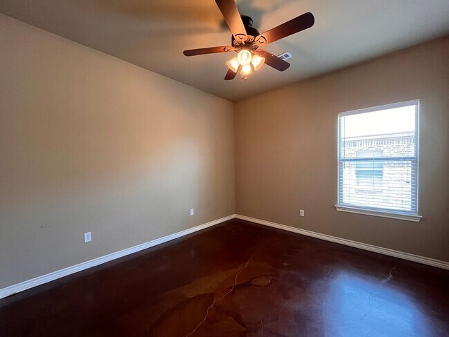 Building Photo - 3 bedroom home