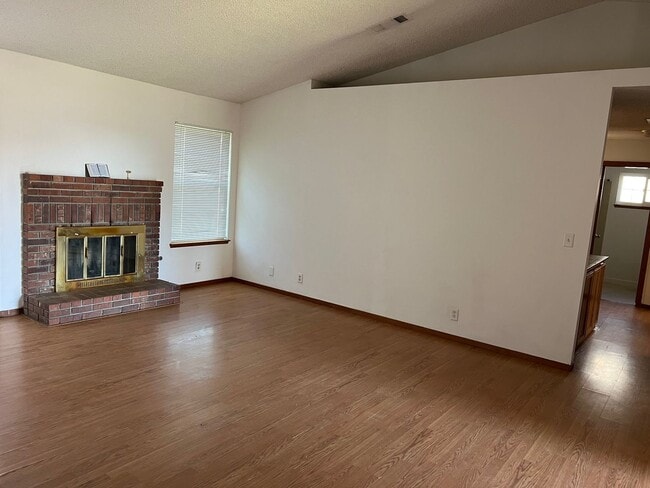 Building Photo - Northeast Hanford 3 bedroom 2 bath with la...