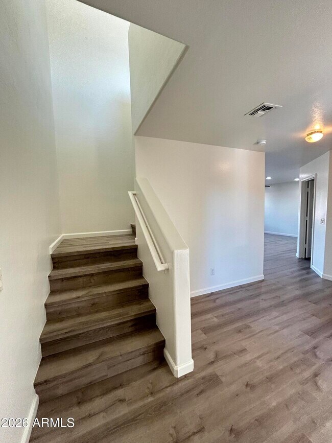 Building Photo - 10542 W Alvarado Rd