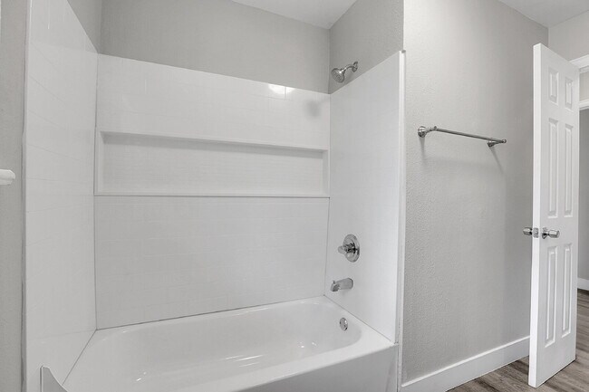 Building Photo - $1,445 2 Bed, 1 Bath Updated Unit in Denver with In Unit Laundry!