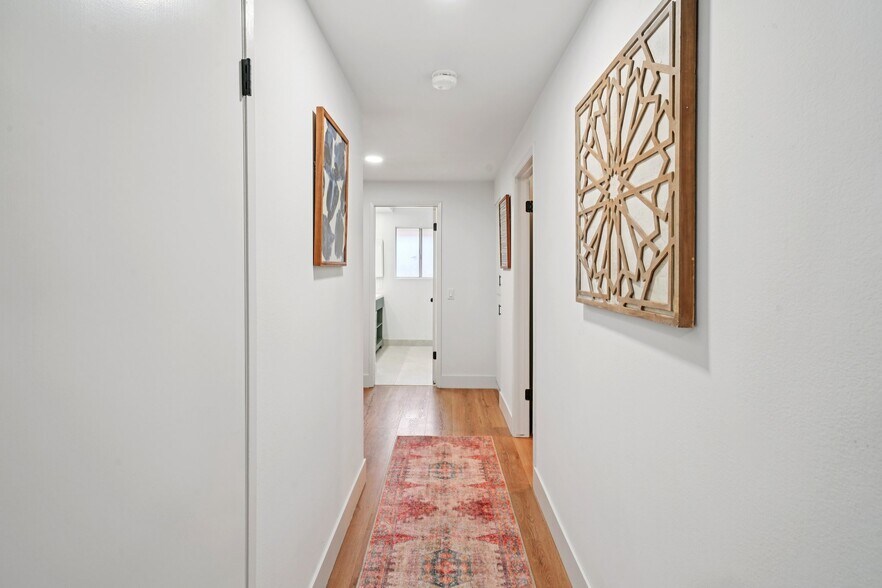 Building Photo - 1500 Country Club Dr