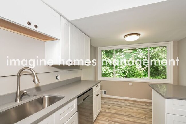 Building Photo - Large 4 Bedroom Single Family Home in Minn...