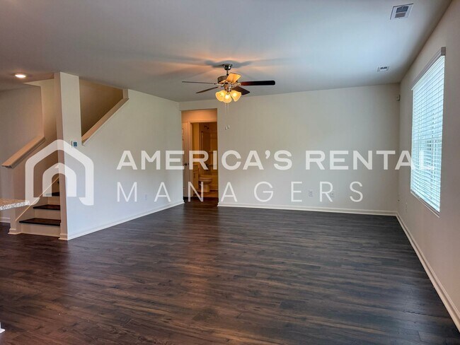 Building Photo - Move-in Special! Beautiful 5 Bed, 2 Bath h...