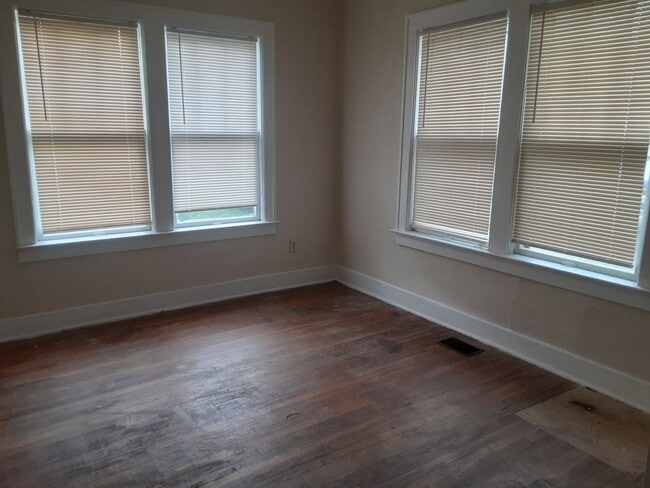 Building Photo - 2Bedroom Home