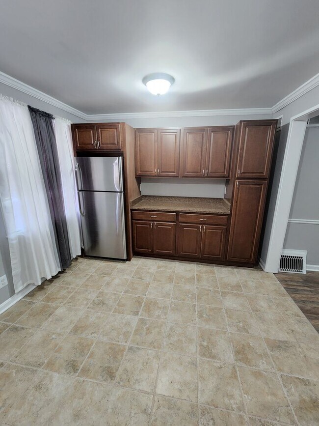 Building Photo - Beatuiful Two Bedroom Town Home