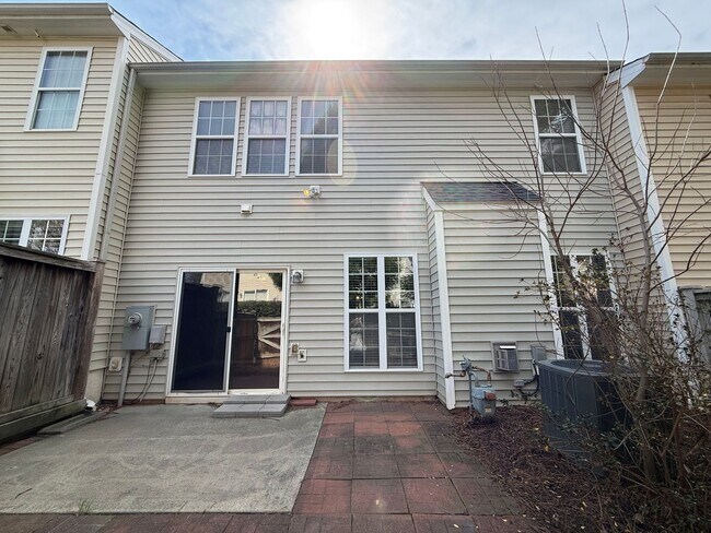 Building Photo - Charming 3BD, 2.5BA Raleigh Townhome with a Fenced Yard Near Shopping, Dining, Interstates, and R...