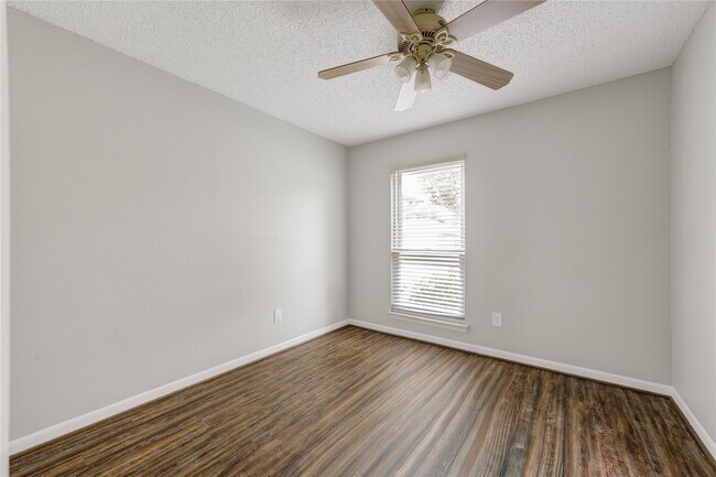 Building Photo - 1206 Park Ln