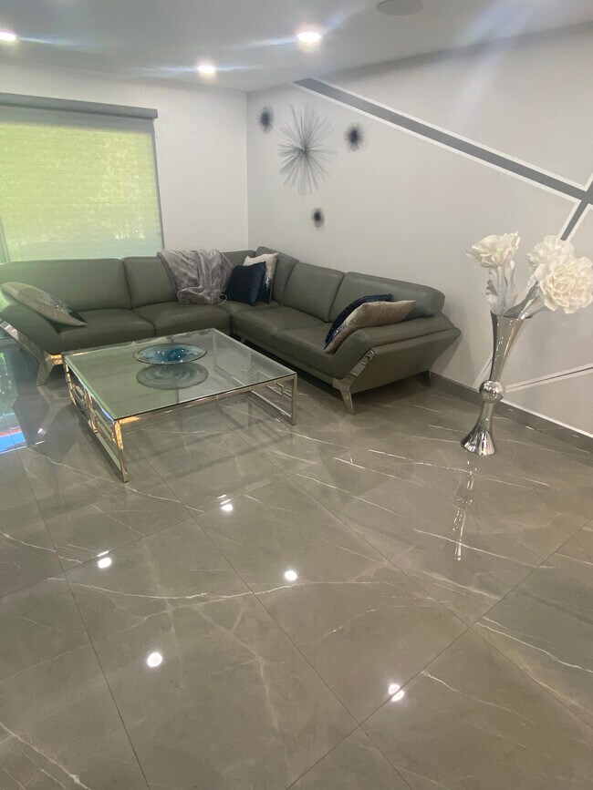 Building Photo - 9419 Via Patricia