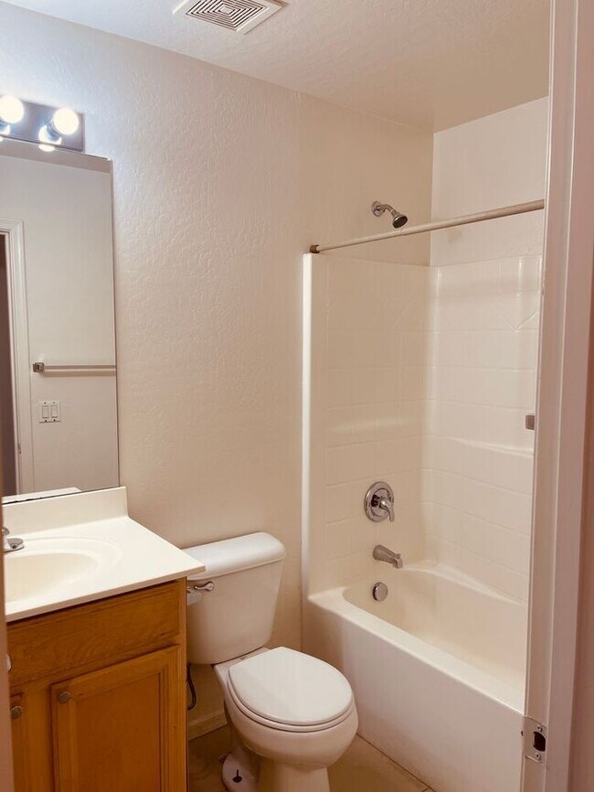 Building Photo - READY TO VIEW NOW! Beautiful 3 Bed 2 Bath Home in Buckeye