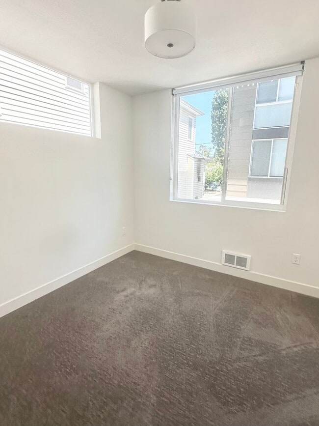 Building Photo - Just listed! Modern 2-bed, 2-bath Townhome...