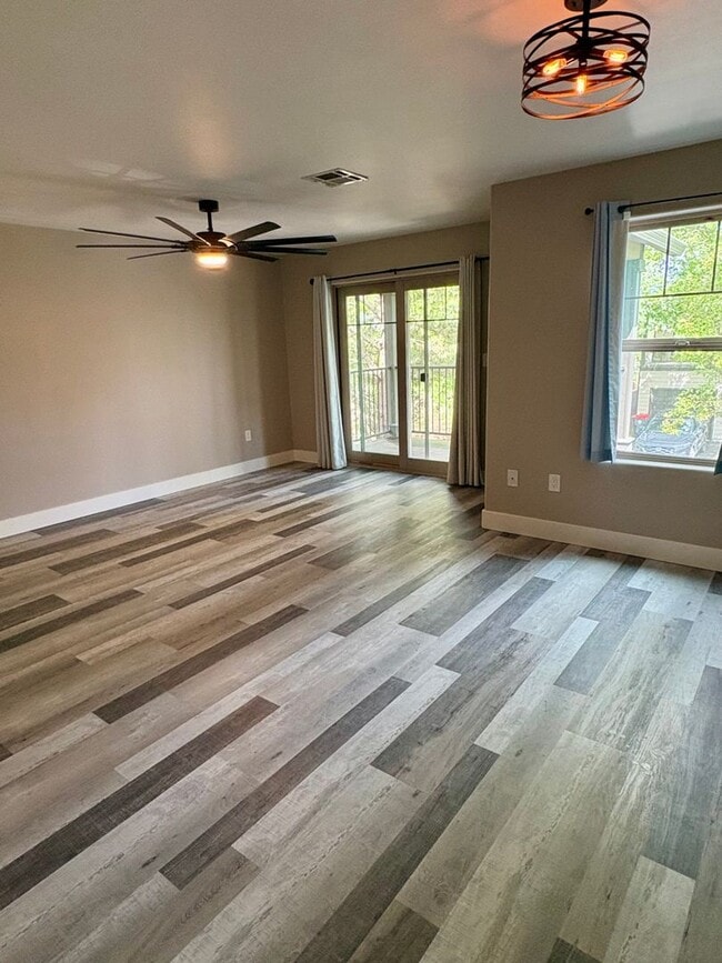 Building Photo - Central Point - Refined Townhouse with Dual Primary Suites