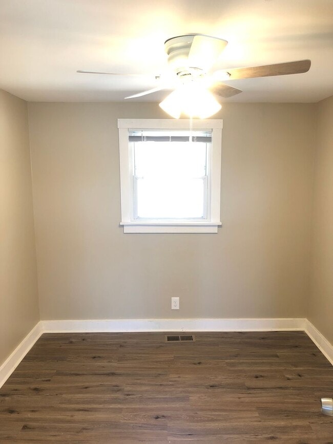 Building Photo - 3 Bedroom cottage overlooking green space ...