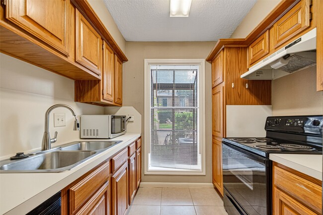 Building Photo - 1311 Antoine Dr