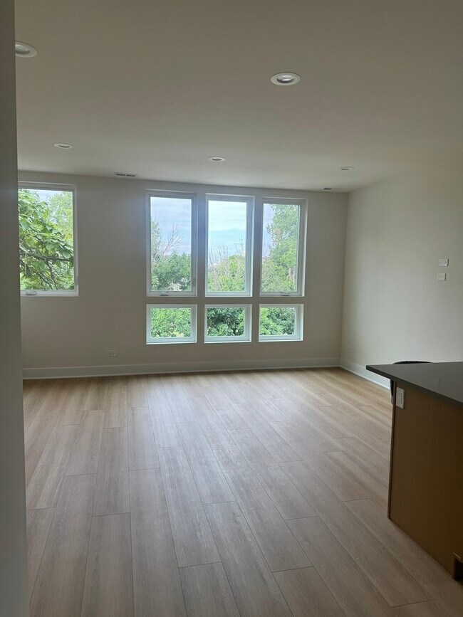 Building Photo - 3723 S Lake Park Ave