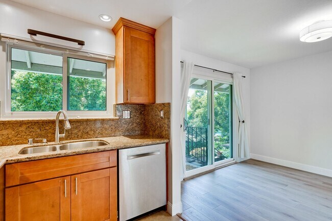 Building Photo - Top floor 2 Bed 2 Bath Condo in Los Altos!