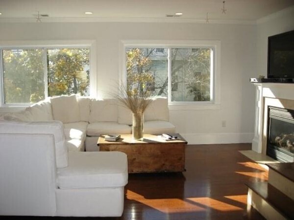 Building Photo - 532 E 8th St