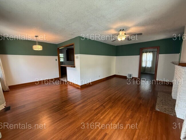 Building Photo - $1100 - 2 bedroom/ 1 bathroom - Gorgeous Single Family Home