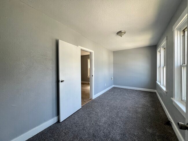 Bedroom 2/ Sunroom - 1413 Margaret St