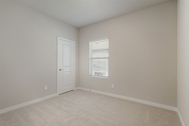 Building Photo - 6006 Alderton Dr