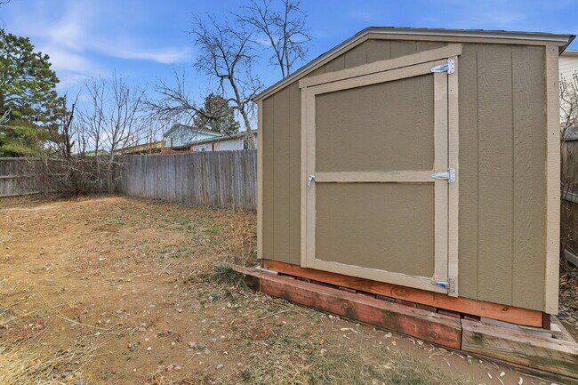 Building Photo - $2,540.95 - 4 Bed, 2 Bath Home in Aurora with Central AC, and In Unit Laundry!