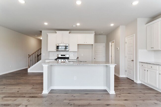 Building Photo - Contemporary 3 bed 2.5 Bath Town Home in Oakwood! Mundy Mill Township