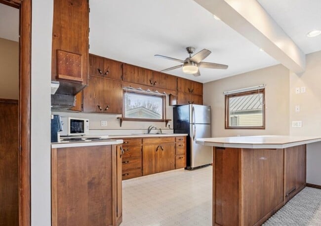 Kitchen - 113 5th Ave W