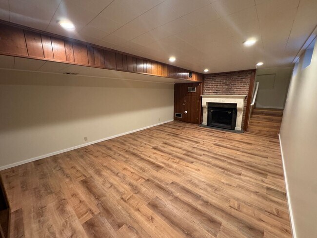Building Photo - 255 Circle Dr