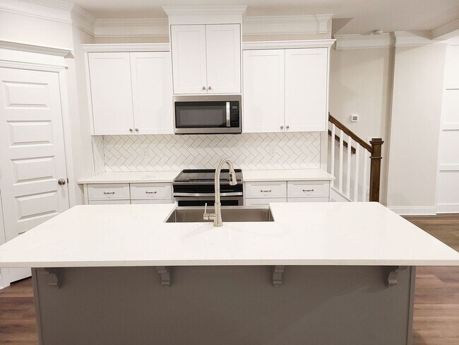 Building Photo - Conveniently Located Townhome for Rent. Av...