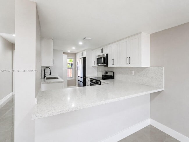 Building Photo - 14124 SW Kendale Lakes Cir