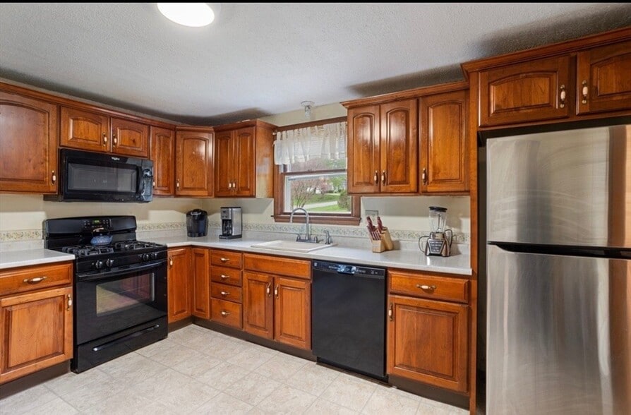 Building Photo - 3 Meadowbrook Rd