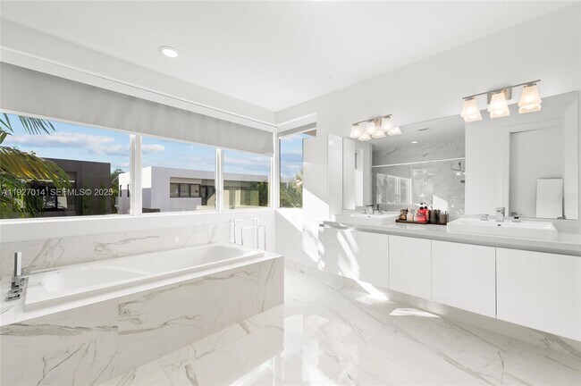 Building Photo - 7455 NW 103rd Pl