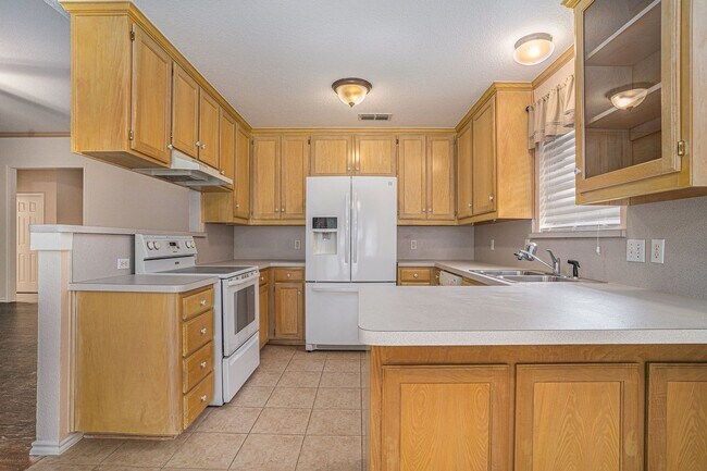 Building Photo - Welcome to this inviting 3-bedroom, 2-bathroom home in the heart of Cleburne, perfectly suited fo...
