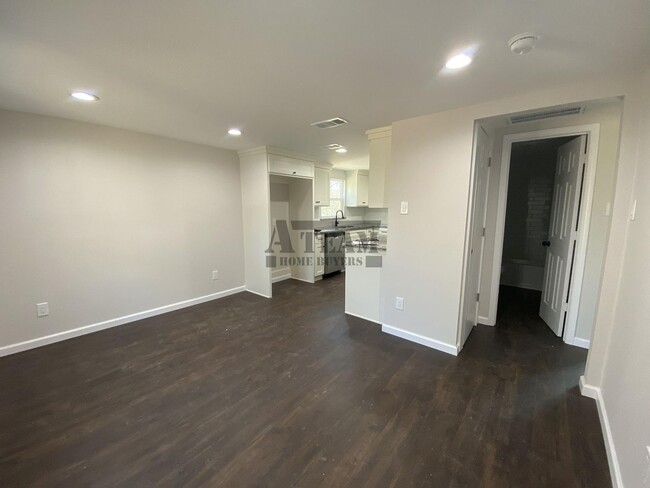 Building Photo - Fully Remodeled 2 Bedroom 1 Bathroom in To...