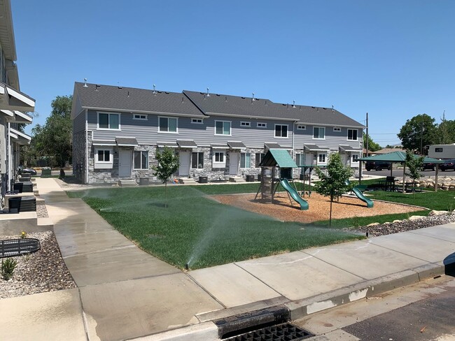 Building Photo - 3 Bedroom 2.5 Bathroom Townhome in Santaquin