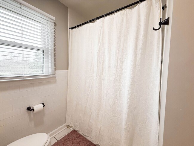 Building Photo - NO APPLICATION FEE FOR 72 HOURS! Spacious Fully-Furnished 5-Bedroom Home | Mid-Term Rental in Gre...