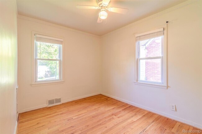 Building Photo - 3224 N Altadena Ave