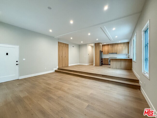Building Photo - 150 N Arnaz Dr