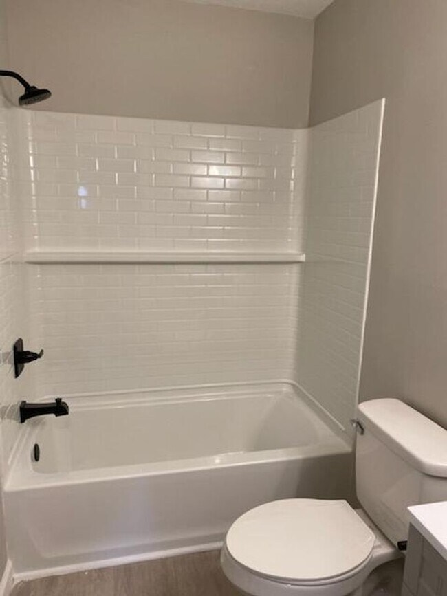 Building Photo - 5415 N Linwood Ave