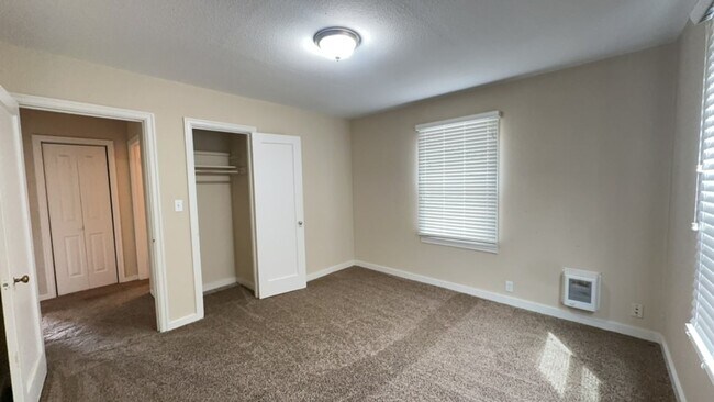 Building Photo - 2 Bedroom / 1 Bathroom Home in Madras Oregon