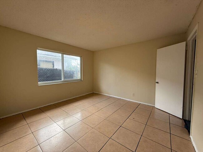 Building Photo - 1104 NW 8th Ave