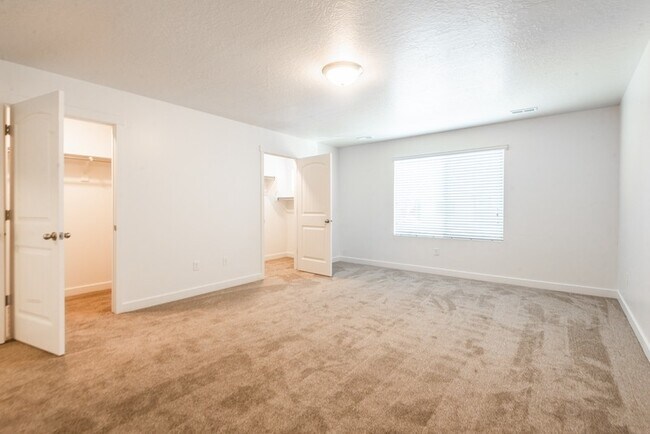 Building Photo - 461 S Day Dream Ln