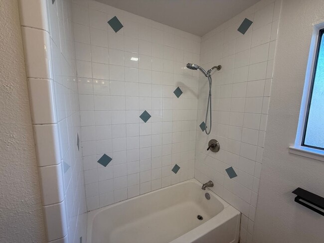 Building Photo - 4-bedroom single story in East Modesto!