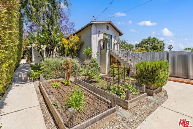 Building Photo - 2320 Belleglade Ave