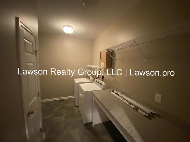 Building Photo - Craftsman Style One Level Living in Southw...