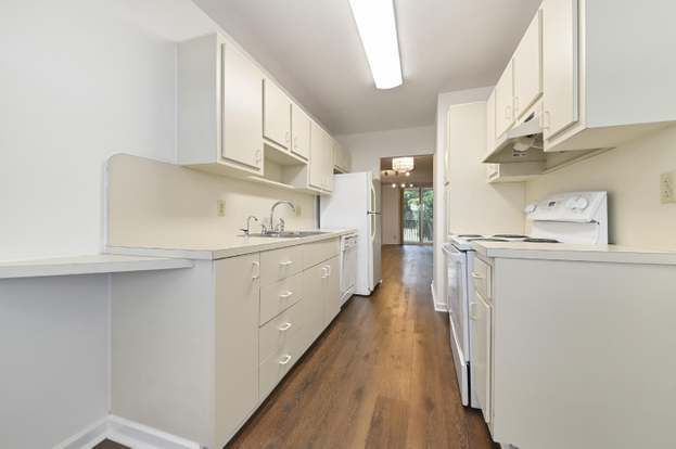 Building Photo - 250 Jacaranda Dr