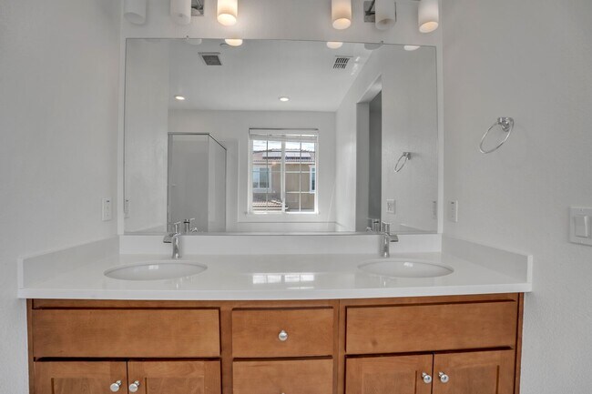 Building Photo - 3434 Sassafras Way