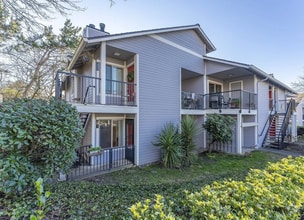 Building Photo - 2 bed, 2 bath rental condo in Lake Oswego ...