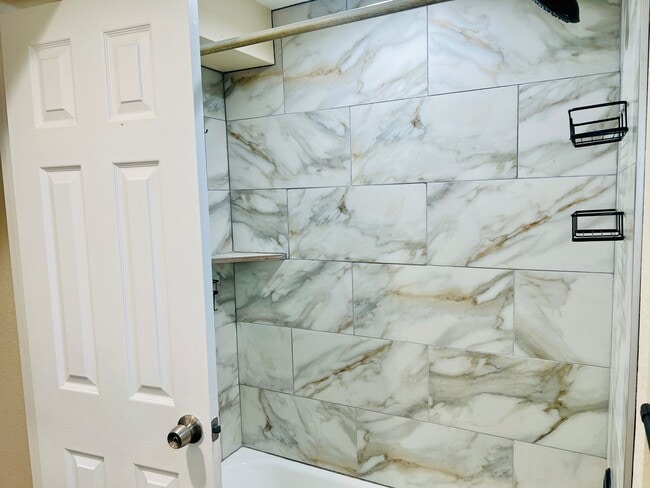 Building Photo - 3 Bed-1 Bathroom Available in Anshutz Medical Center Area - Duplex lower unit