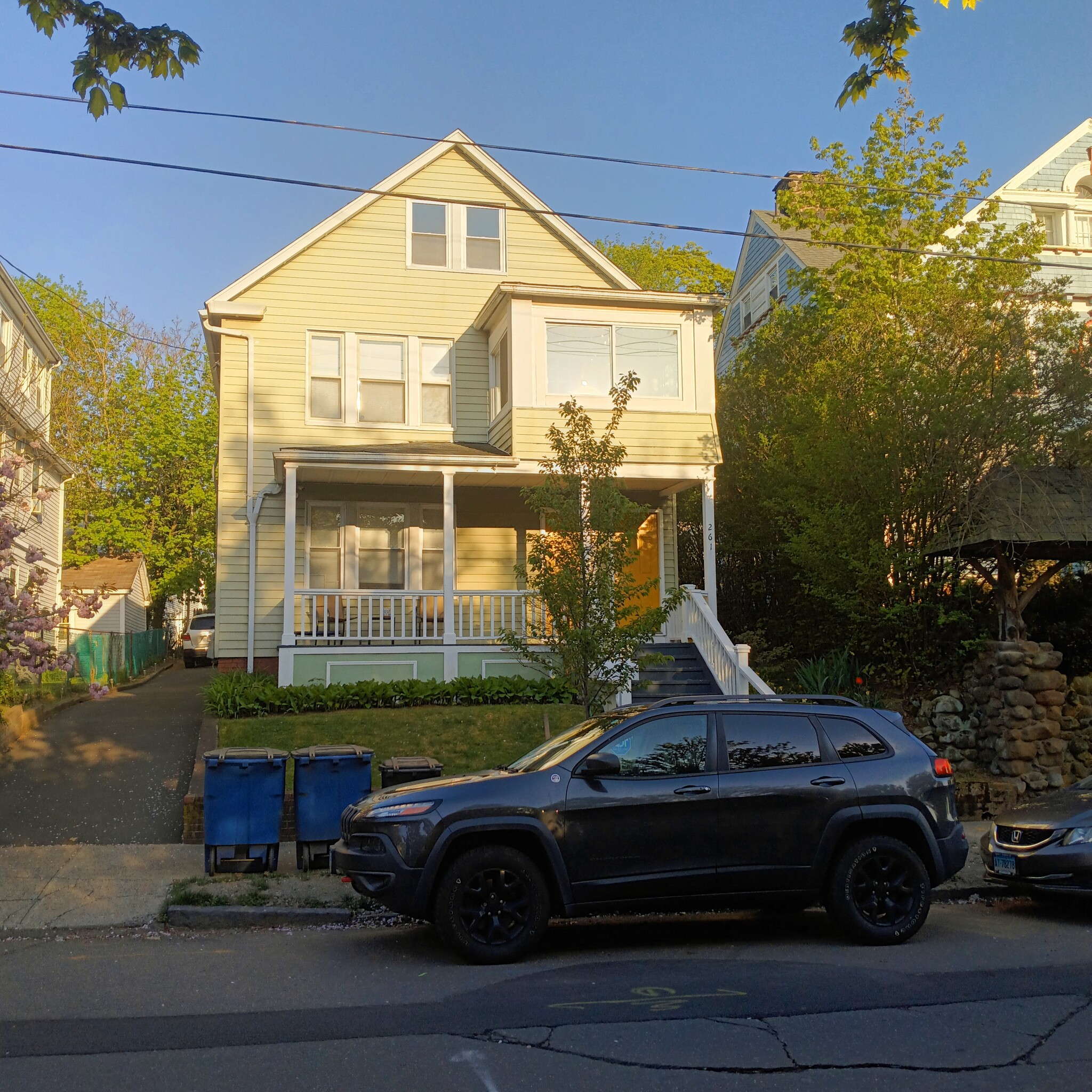 Front Entrance & Driveway - 261 View St